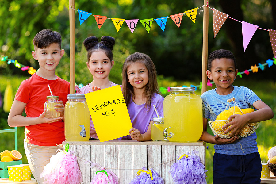 Little-Children-At-Lemonade-stand